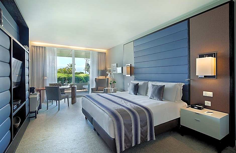 Photo 1 of 6 of Classic 1 King Bed, Garden View