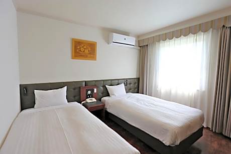 Large Twin Room - Non-Smoking