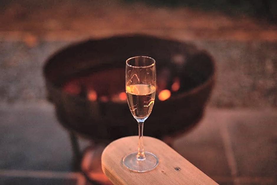 Luxury Shepherds Hut with Superb Views & Fire Pit & walking distance to a superb Gastro Pub