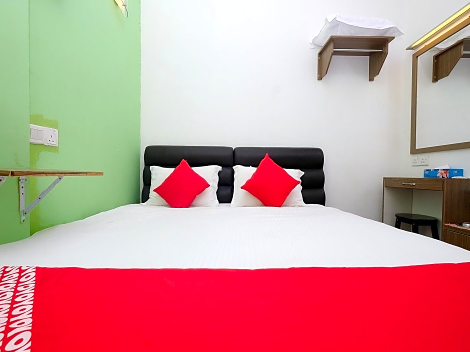 OYO 850 Gold Star Hotel