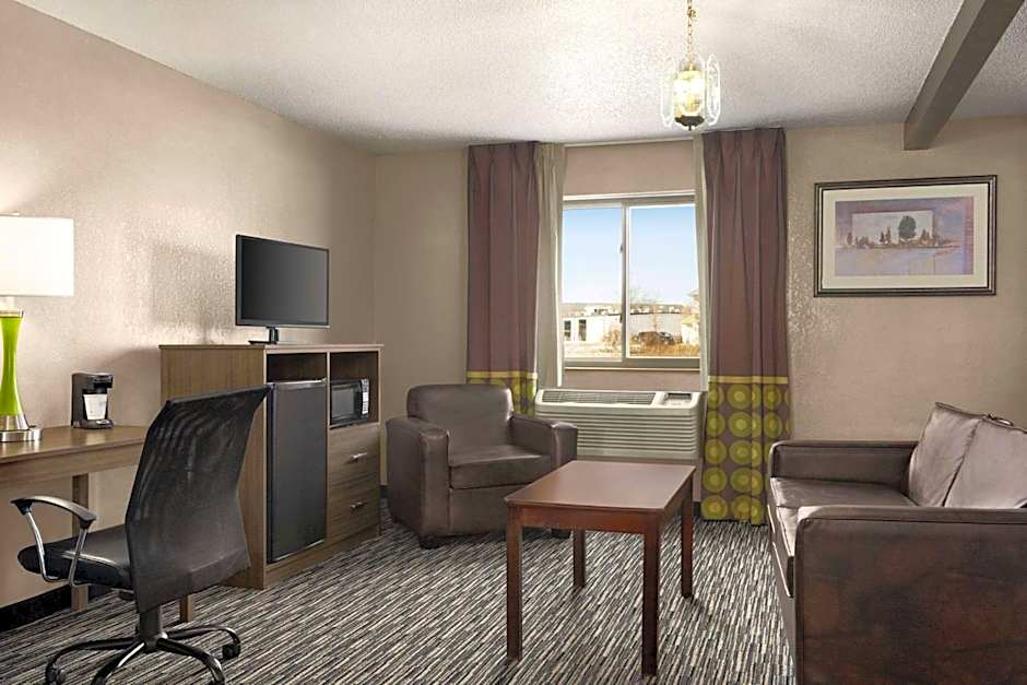 Super 8 by Wyndham Joliet I-55 N/Chicago