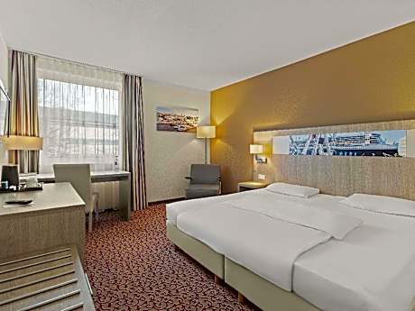 Comfortable room with 1 double size bed - quietly located with a view of the open courtyard