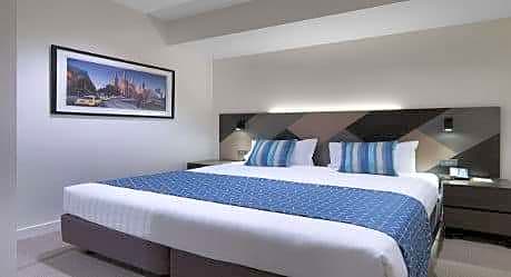 2 bedroom deluxe suite, 1 queen and 2 single beds, sleeps 6, non-smoking