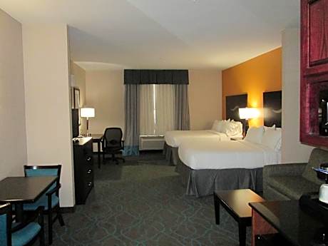 Standard Queen Room with Two Queen Beds and Mobility Accessible Tub