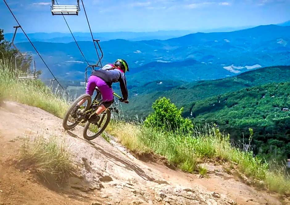Beech Mountain SLOPES ARE OPEN! SKI SEASON, FREE sledding hill, Walk to Ski Shuttle