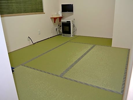Single Japanese-Style Room with Shared Bathroom
