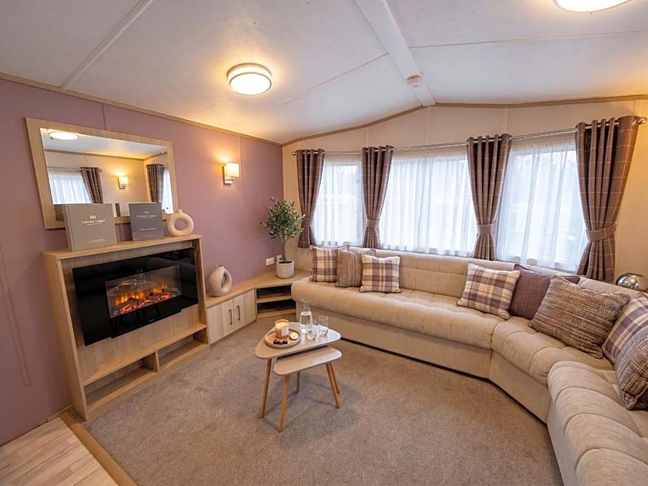 2 Bedroom Lakeview Lodge - Ensuite & Balcony Deck