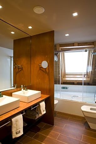 Neu Junior Suite 2 adults + 1 child (1 Queen Bed and 1 Twin Bed)