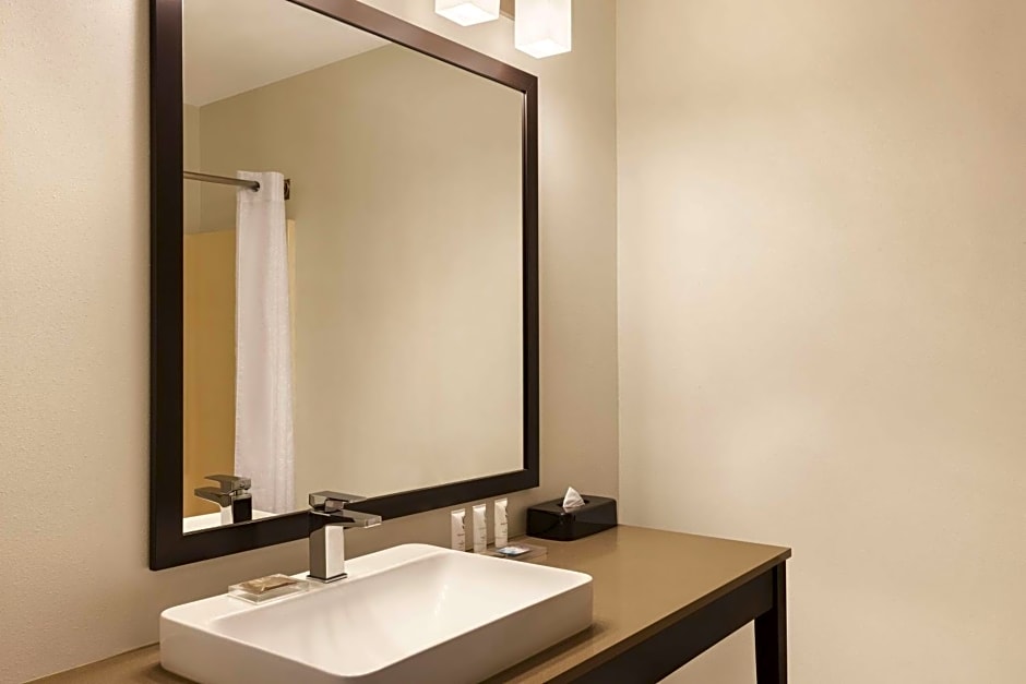 Country Inn & Suites by Radisson, Forest Lake, MN