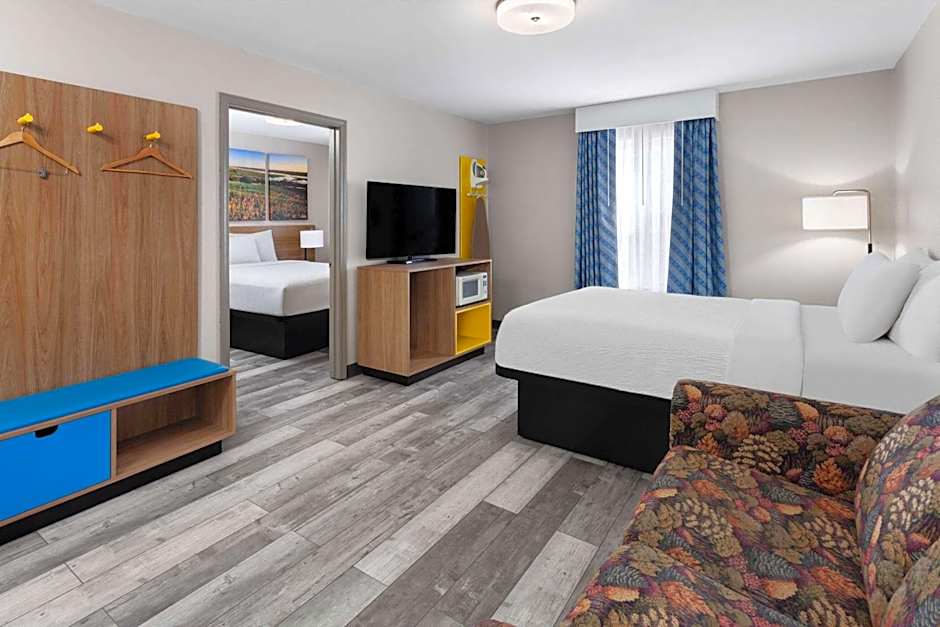 Days Inn & Suites by Wyndham Sellersburg