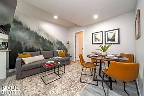NEW, Mountain Chic Suite, Whyte Avenue, Netflix, WiFi, Sleeps 6