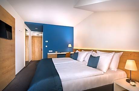 Double room with side sea view and balcony