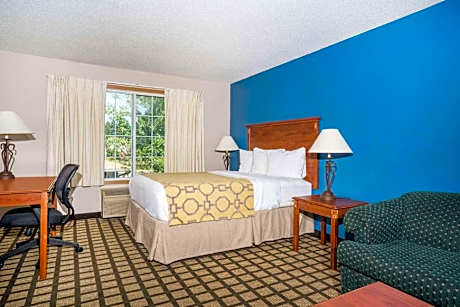 1 King Bed Non-Smoking