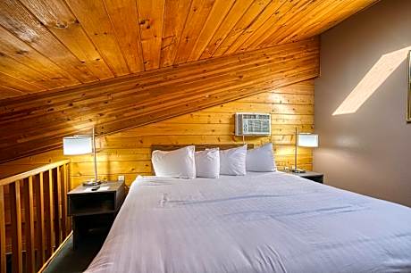 King Suite - Non-Smoking