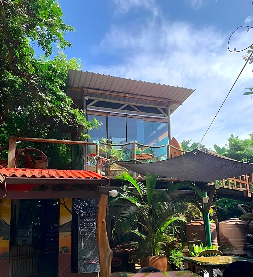 Mantis and Moon Backpackers and Surf Hostel