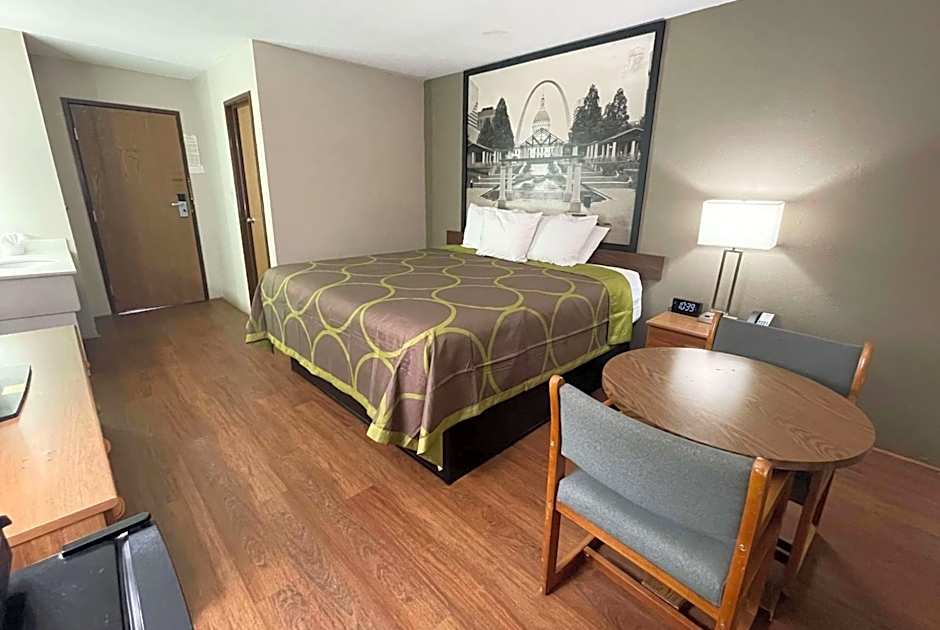 Super 8 by Wyndham Eureka/Six Flags Nearby