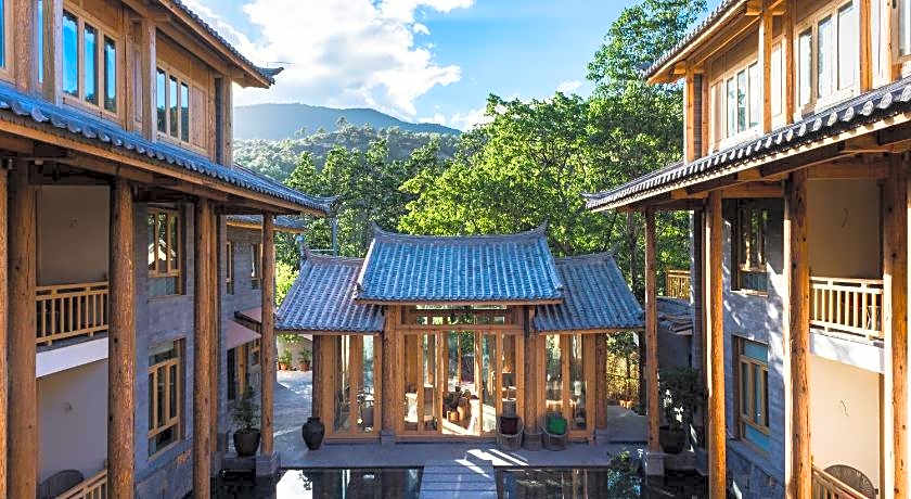 Arro Khampa by Zinc Journey Lijiang