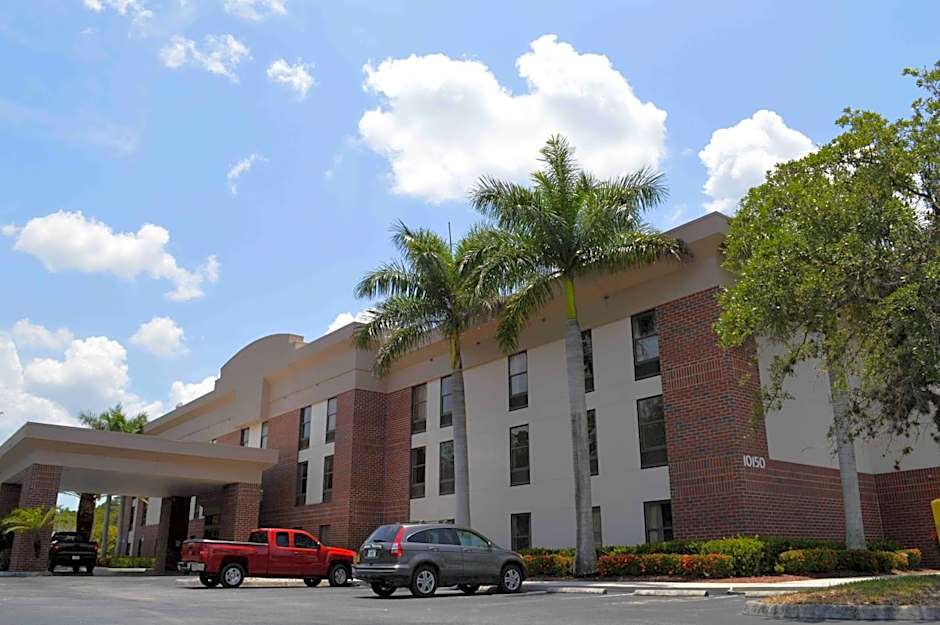 Days Inn & Suites by Wyndham Fort Myers Near JetBlue Park