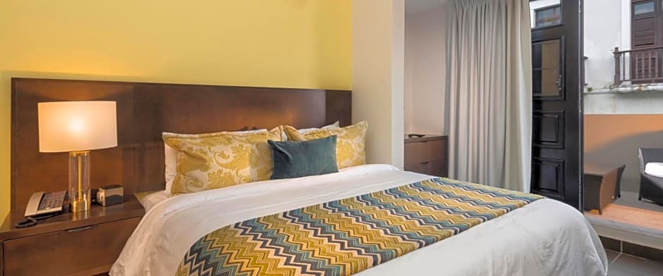 Decanter Hotel
