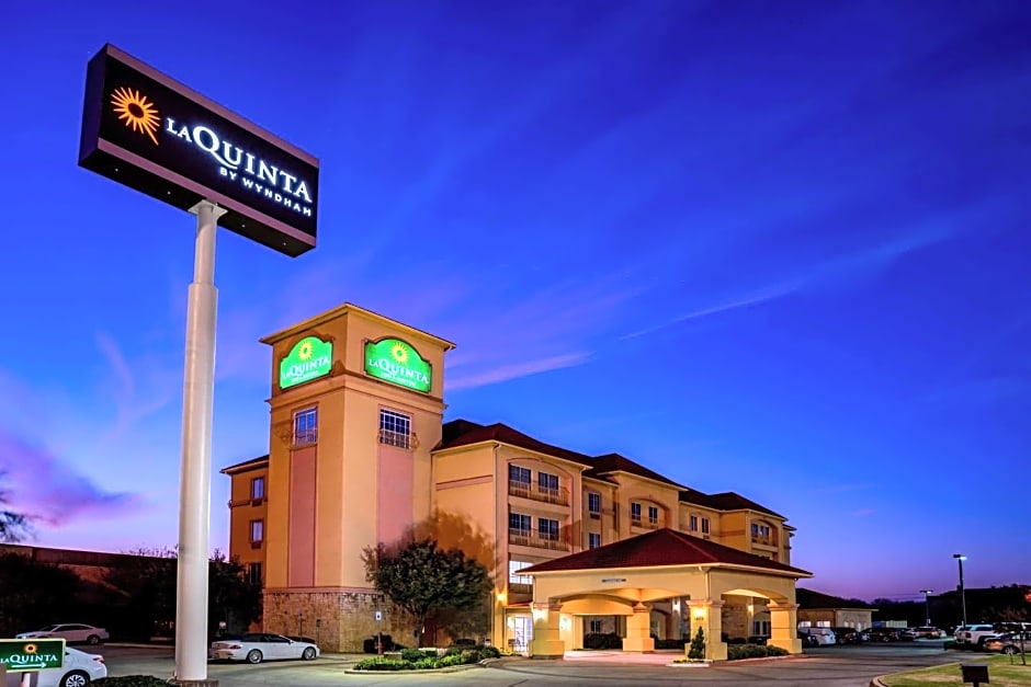 La Quinta Inn & Suites by Wyndham Dfw Airport West-Bedford