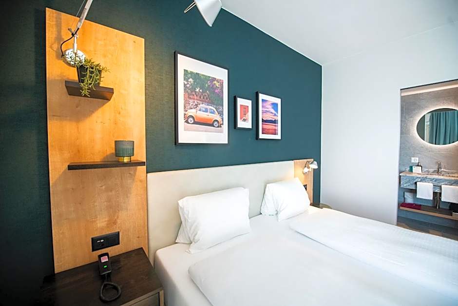 Ascona Lodge, Pool & Garden Retreat