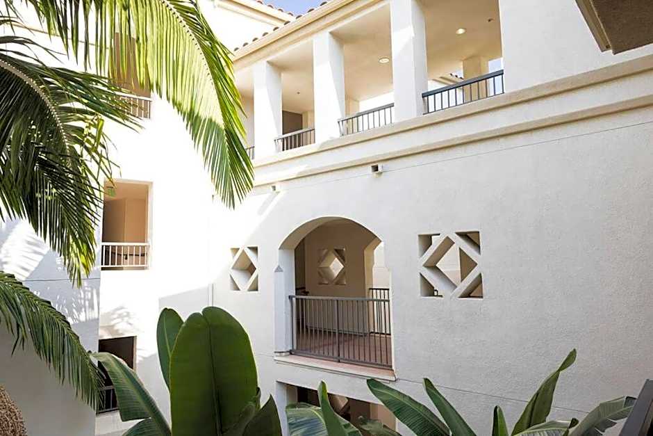 1 Bedroom XL Condo with King bed, Garden View, Parking Included