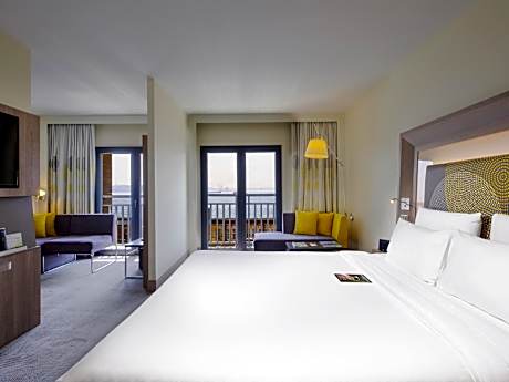 Junior Executive Suite with One Queen Bed and Sofabed