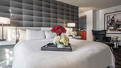 1 King 2 Room Suite Non-Smoking