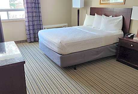 Queen Room - Mobility Accessible/Non-Smoking