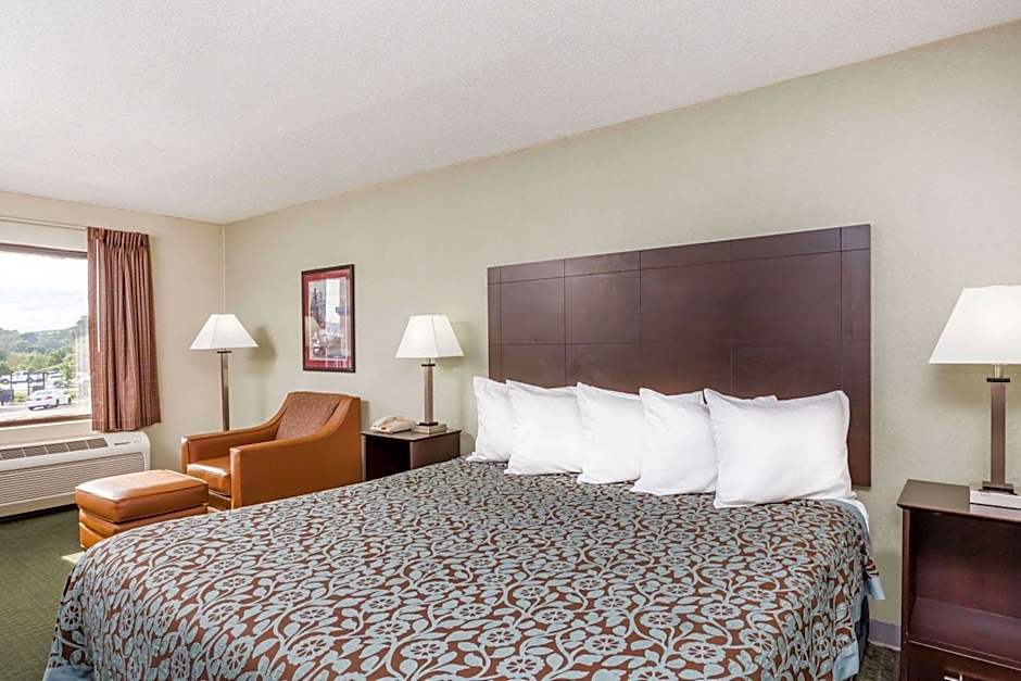 Days Inn by Wyndham Hendersonville