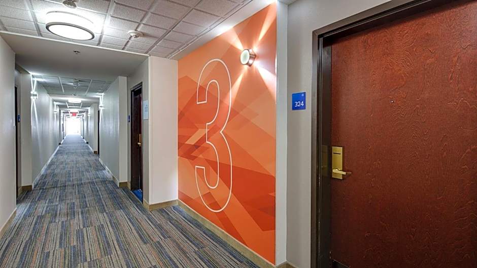 Holiday Inn Express & Suites Detroit - Farmington Hills By IHG
