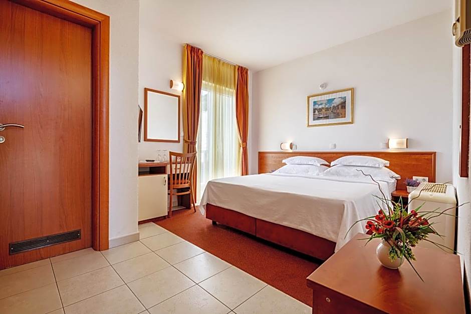 Photo 1 of 7 of 1 Double Bed or 2 Beds, Side Sea View