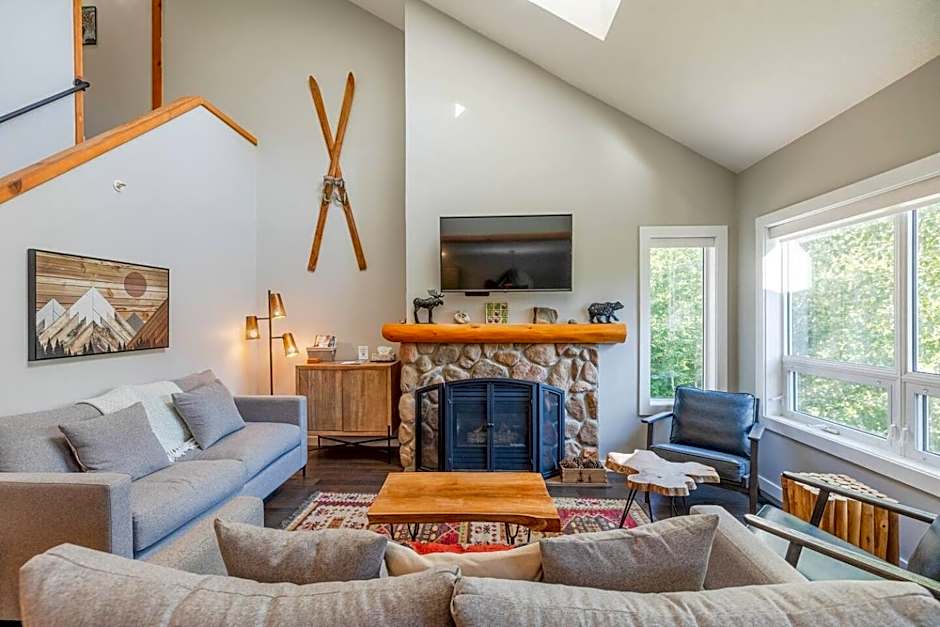 Ski In & 15 Minute Walk to the Lifts Hot Tub AC Pet Friendly