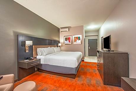 King Room with Roll-In Shower - Disability Access