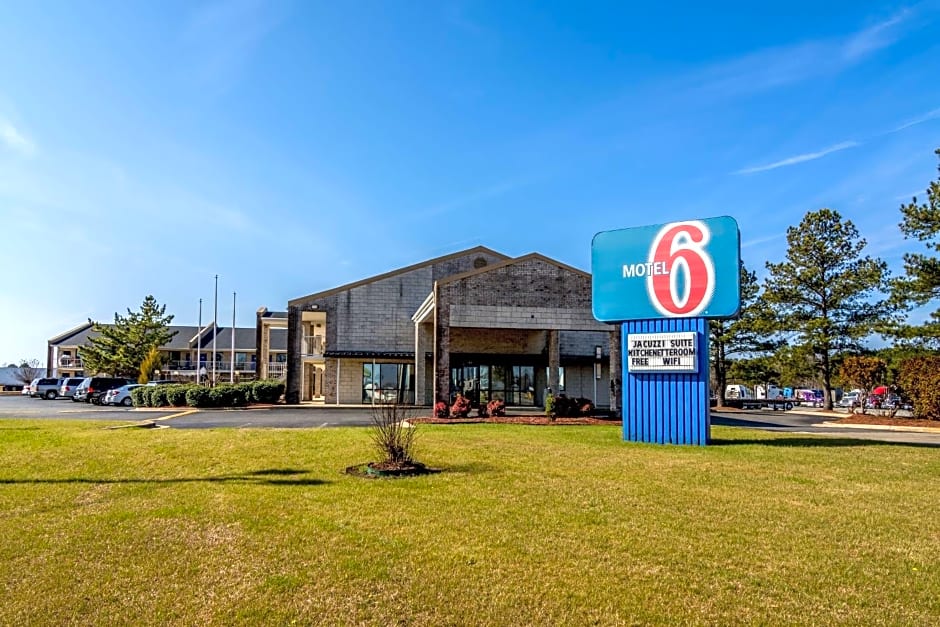 Motel 6 Kenly, NC