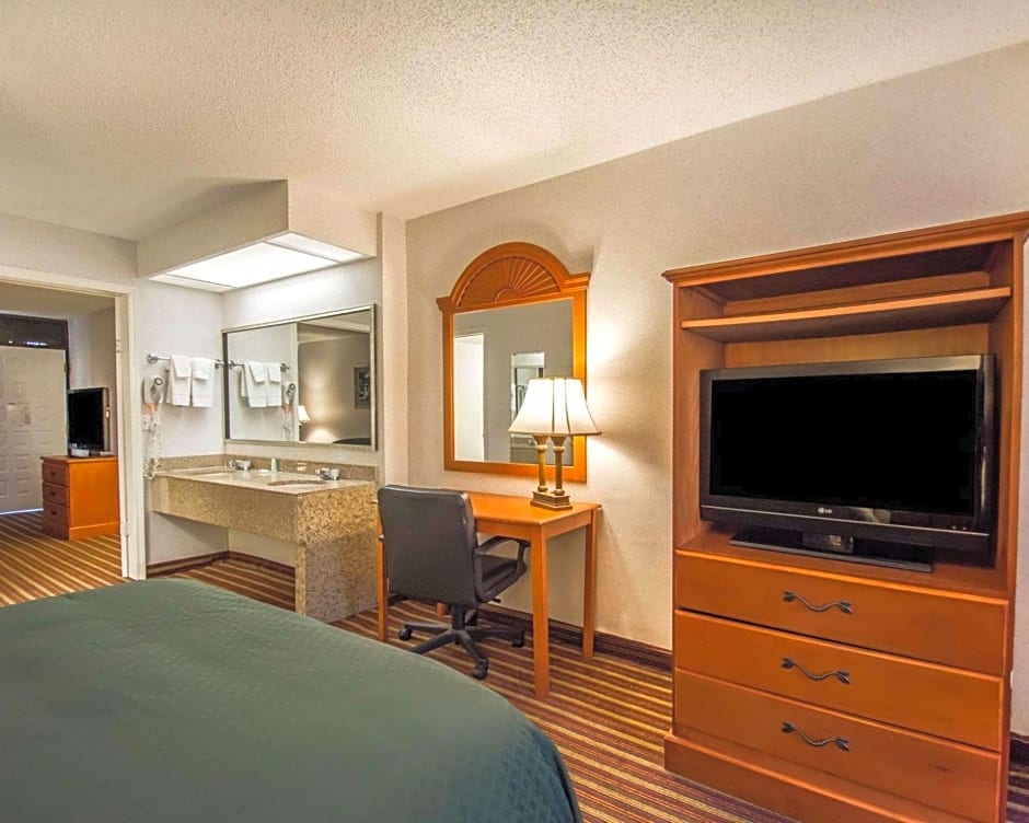 Quality Inn & Suites At Tropicana Field