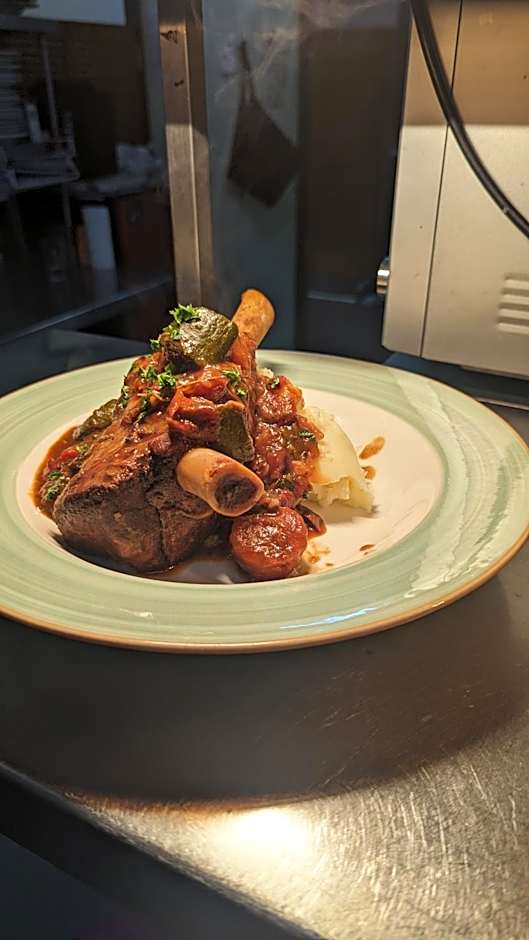 GRAND CENTRAL HOTEL PROSERPINE