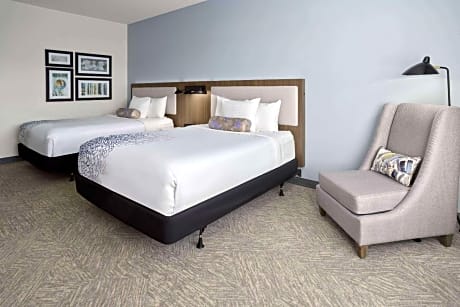 Queen Room with Two Queen Beds and Tub with Grab Bars - Mobility and Hearing Impaired Access/Non-Smoking