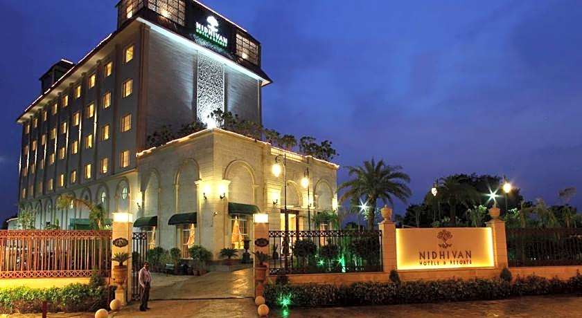 Nidhivan Sarovar Portico