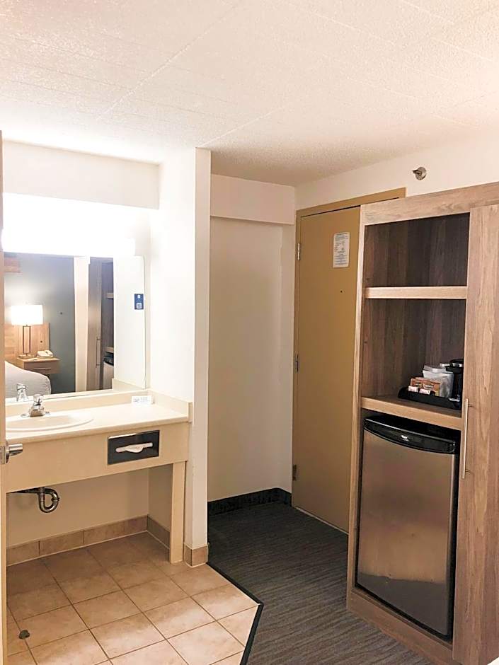 Days Inn & Suites by Wyndham Niagara Falls Centre St. By the Falls