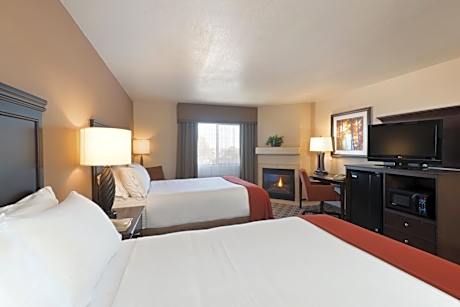Queen Room with Two Queen Beds and Fireplace - Tub/Shower/Non-Smoking