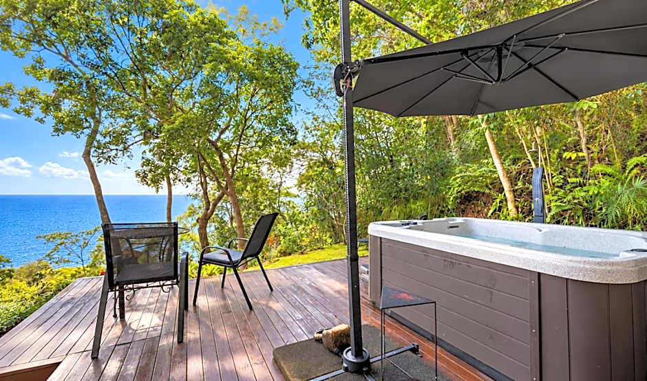 Gunnadoo Holiday Hut with Ocean Views and Jacuzzi