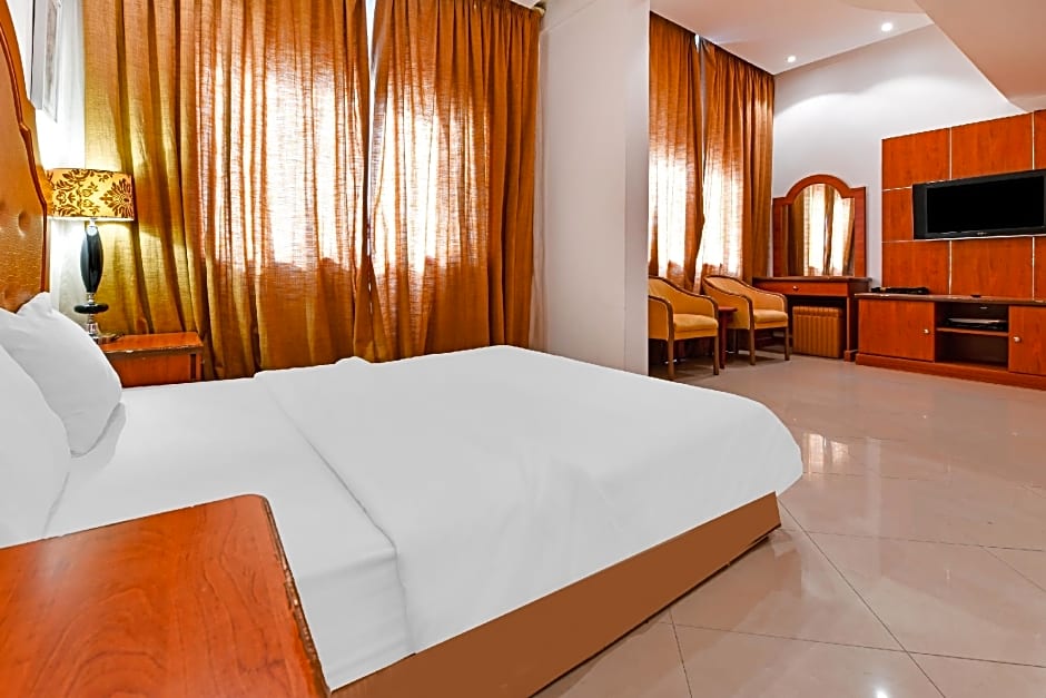 OYO 118 Revira Hotel