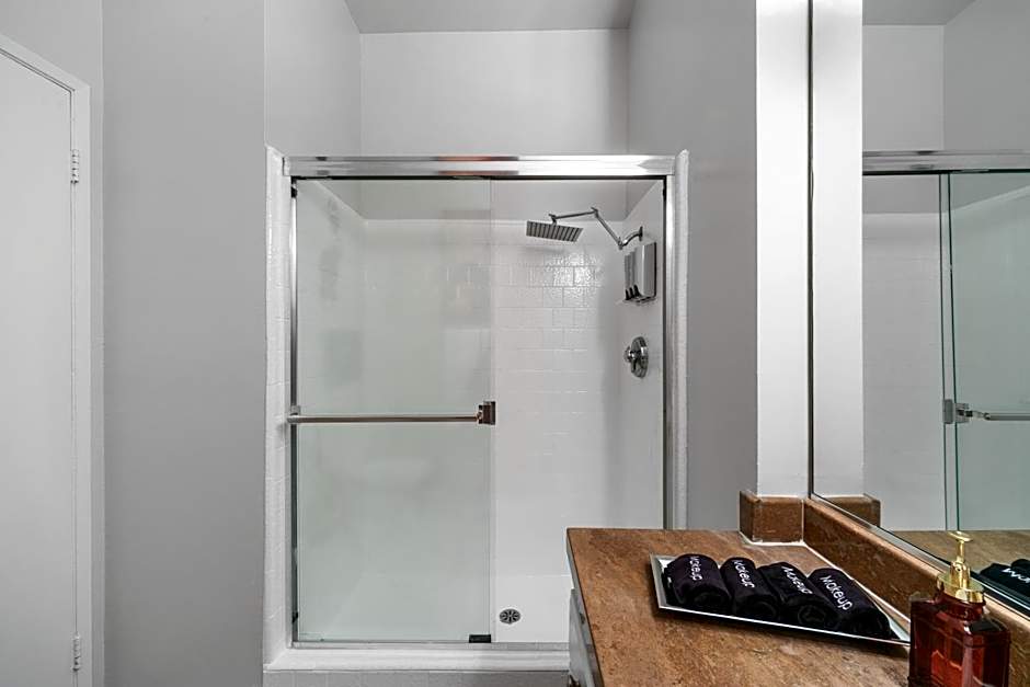 Beverly Hills 2 bed 2 bath Penthouse with Den and Parking 414