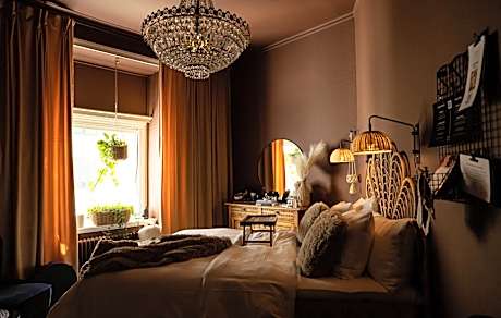 Comfort Queen Room with Courtyard View - Non-Smoking