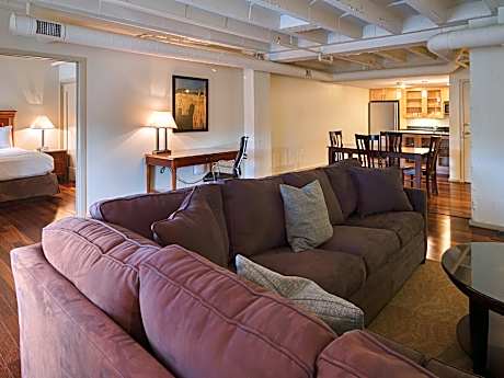 One-Bedroom Queen Suite