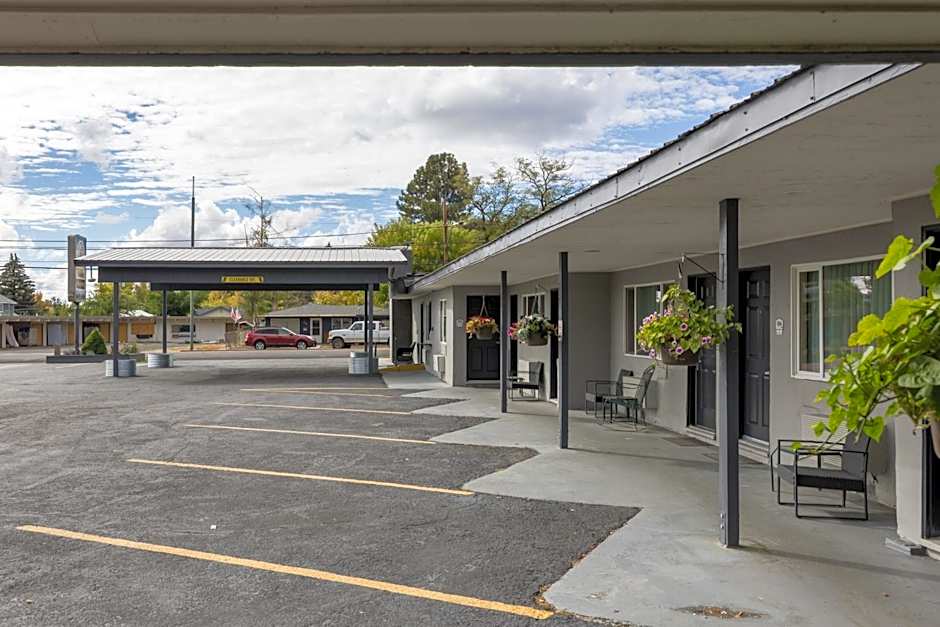 Oregon Trail Inn and Suites
