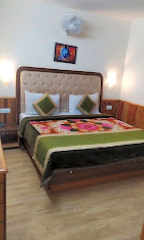 Goroomgo Samiru Manali 