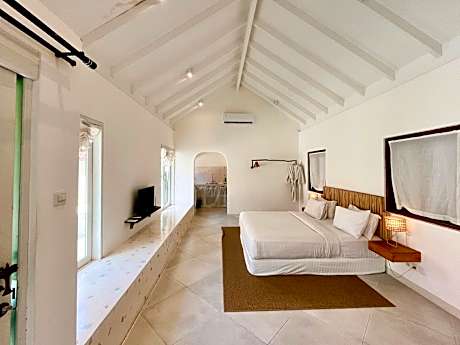 Open-Plan Poolside Studio with Kitchen