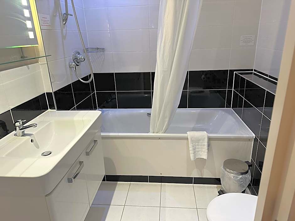 Admiralty Hotel & Restaurant